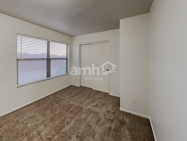 Building Photo - 2862 E Augusta Ave