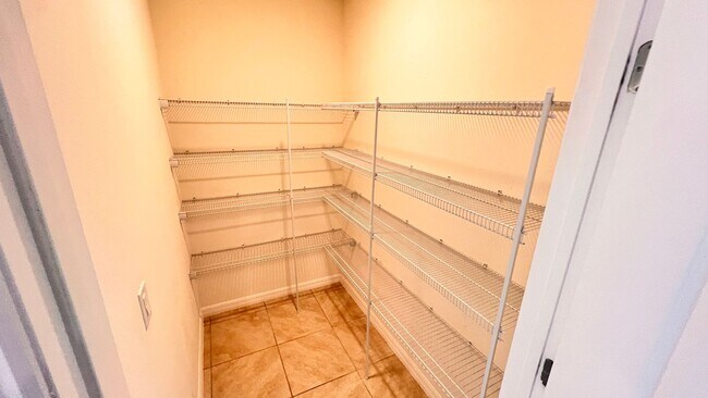 Building Photo - Beautiful 3 Bedroom, 2 Bathroom Home near ...