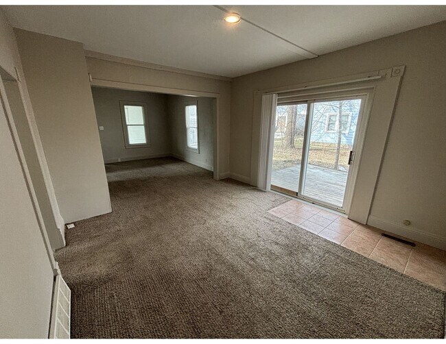 Building Photo - 1313-1315 Green Bay St