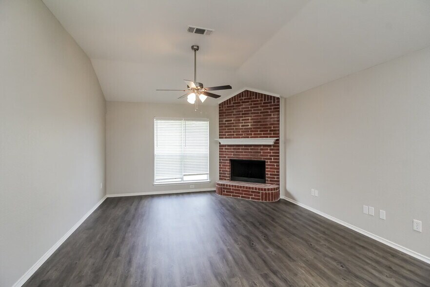 Building Photo - 900 Springfield Dr