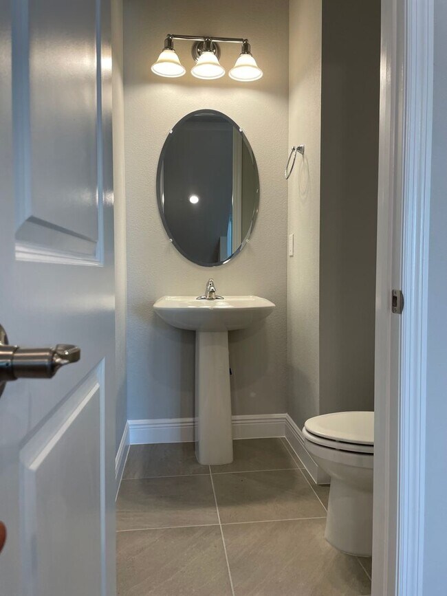 Building Photo - Annual Unfurnished 3 Bedroom, 3.5 Bathroom Townhome adjacent to Downtown Sarasota