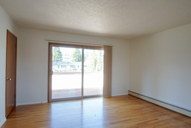 Building Photo - Large Clean Open Hillsdale apartment, Big ...