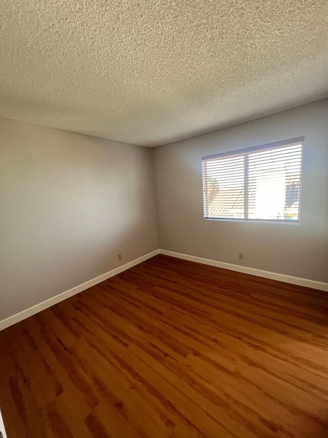 Building Photo - West Ventura - Gorgeous updated three bedroom, 2.5 bath home in Brock Hills