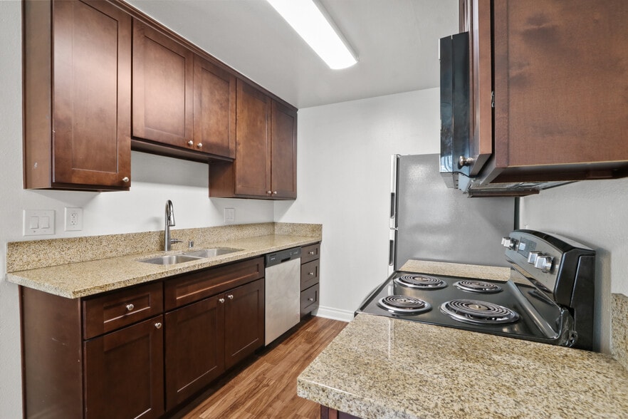 Building Photo - Emerald Court Apartments