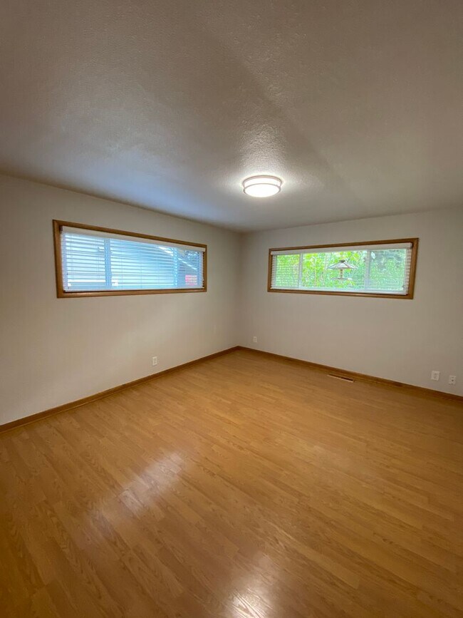 Building Photo - Stylish & Spacious 3-Bedroom Home in SE Sa...