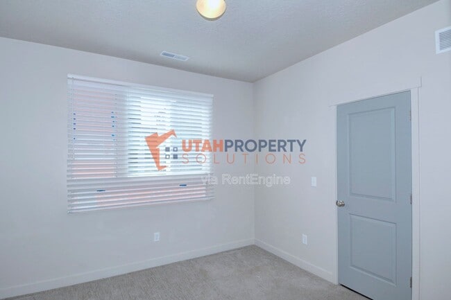 Building Photo - 1025 W 400 S