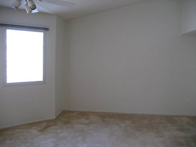 Building Photo - 4874 Thille St