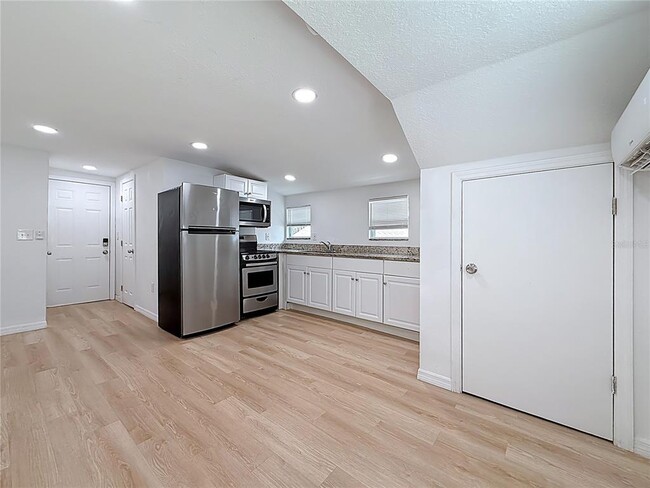 Building Photo - 618 17th Ave S