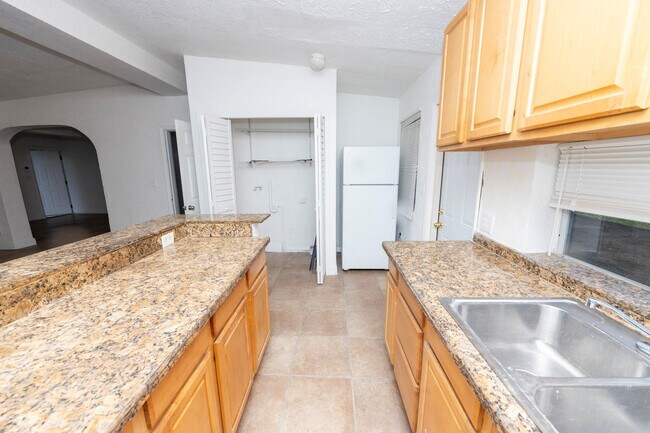 Building Photo - 205 NW 33rd Ave