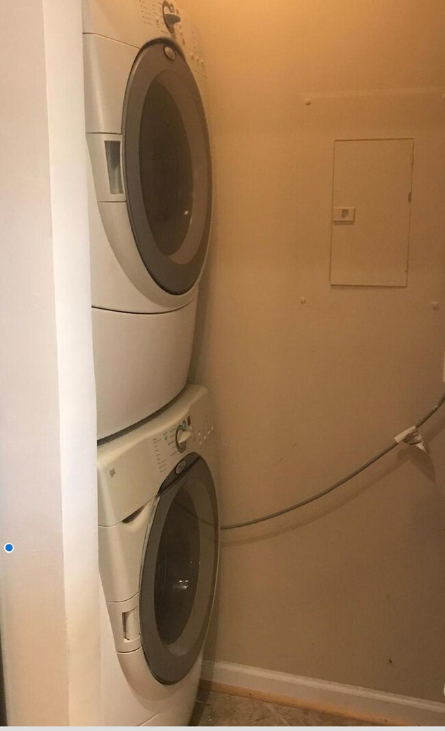 Building Photo - 20303 Beechwood Ter