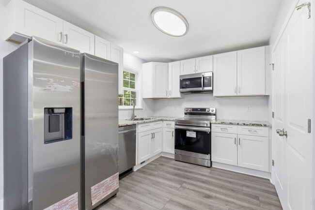 Building Photo - Fully Renovated and Move-In Ready Rental!