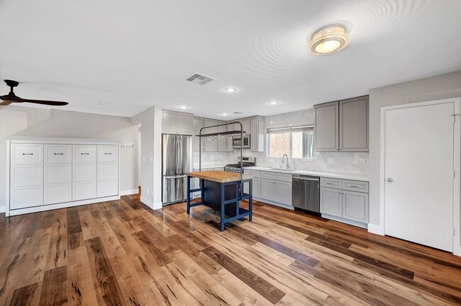 Building Photo - Remodeled Three Bedroom in Summerlin! No carpet!