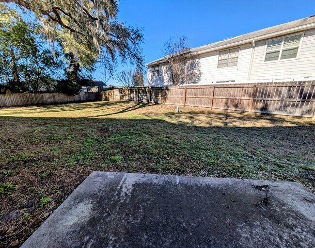 Building Photo - "COMING SOON! Spacious 3-Bedroom Townhouse Retreat with 2.5 Baths in Orange Park Awaits!"