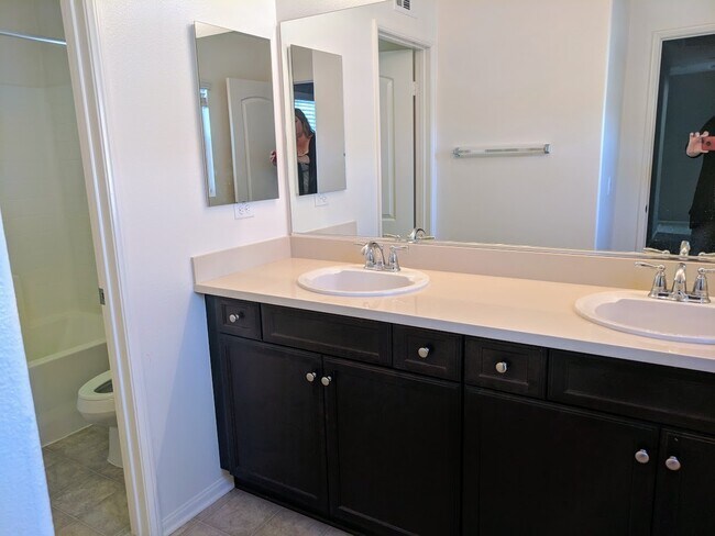 Building Photo - Available Now! Clean and move in ready 4 Bedroom Home in Murrieta