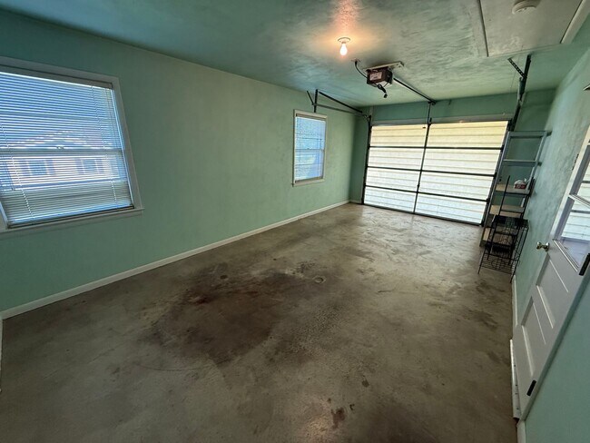 Building Photo - 824 Kauffman Rd W