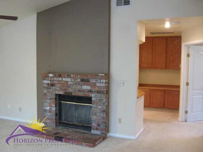 Building Photo - Open 2 Bed 2 Bath Natomas Duplex Unit