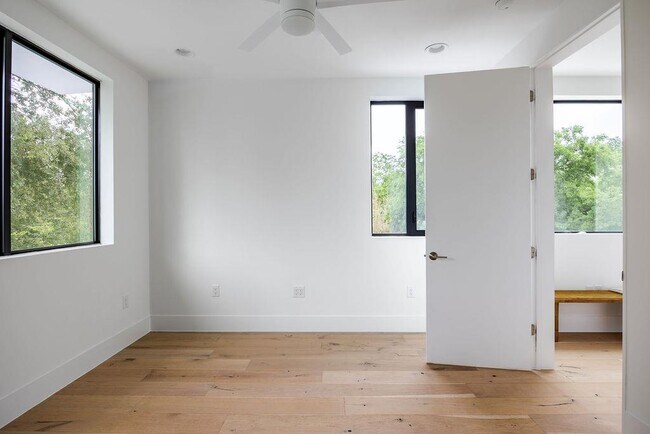 Building Photo - 1811 Justin Ln