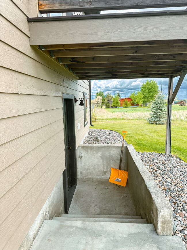 Building Photo - 3 Bedroom, 1 Bathroom Lower Level Duplex