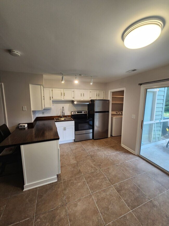 Building Photo - Canterbury Townhomes