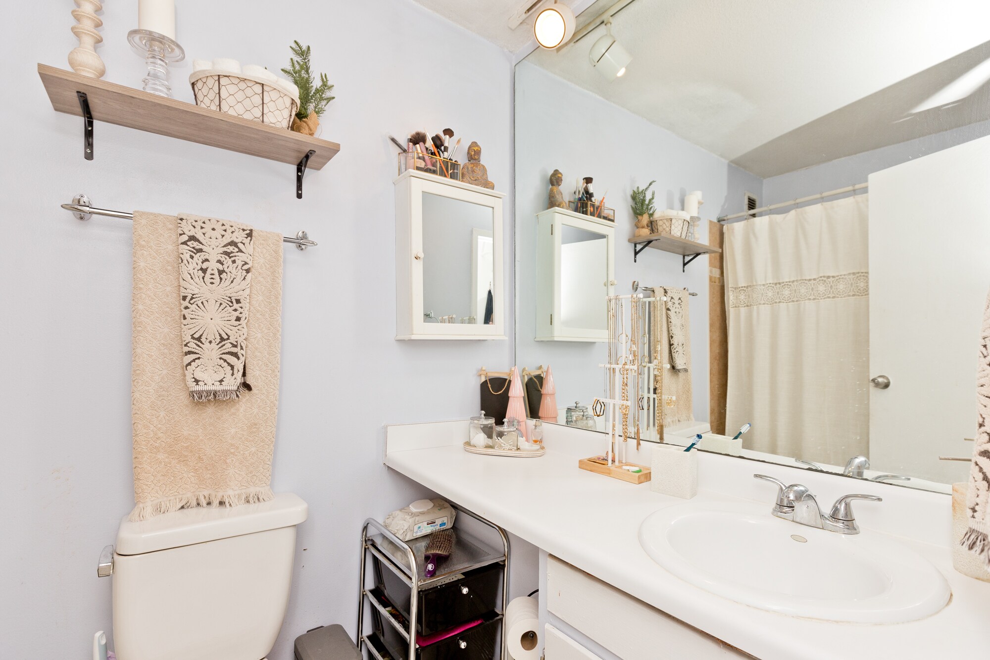 Building Photo - 2740 N Pine Grove Ave