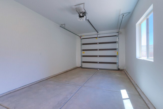 Building Photo - 4 Bedroom End Unit in Sienna Hills! Small Dog Friendly!