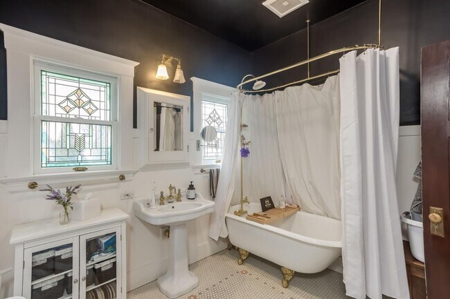 Building Photo - Charming Upgraded 2 Bedroom 2 Bath Rose Garden Home