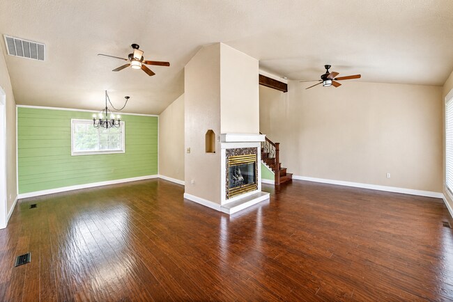 Building Photo - 4 Bedroom, 3 Bathroom Home with Two Master Suites
