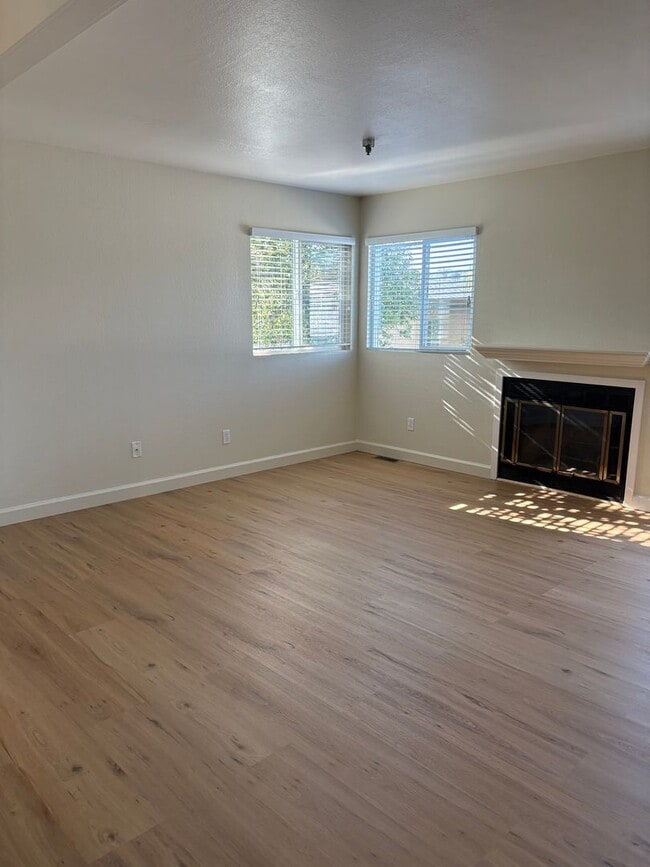 Building Photo - Great West Petaluma 2/1.5 Home - 422B Upham Street