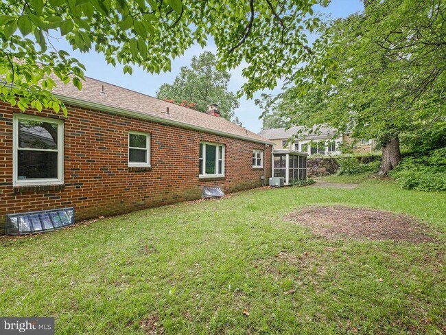 Building Photo - 605 W Lea Blvd