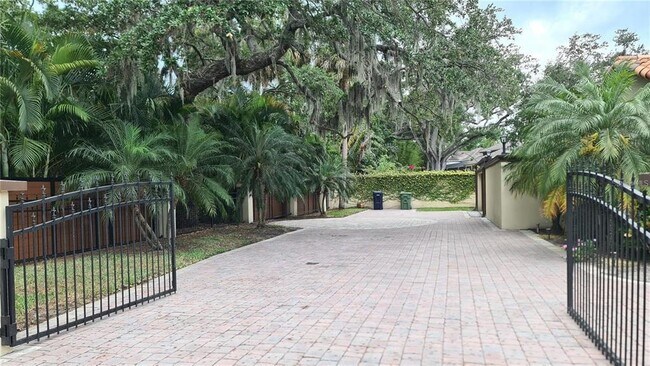 Building Photo - 1515 S West Shore Blvd