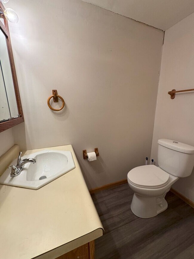 Building Photo - 3 Bedroom House, Clinton