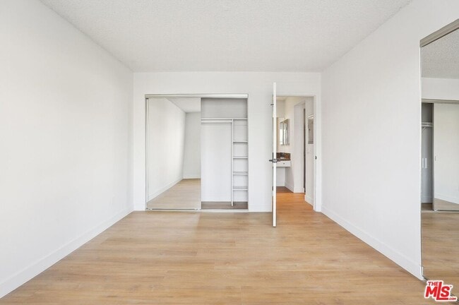 Building Photo - 1352 S Carmelina Ave