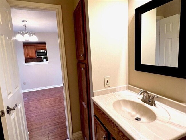 Building Photo - Arbor Village Condominium / Beautiful Update Unit / Refrigerator, Washer & Dryer included