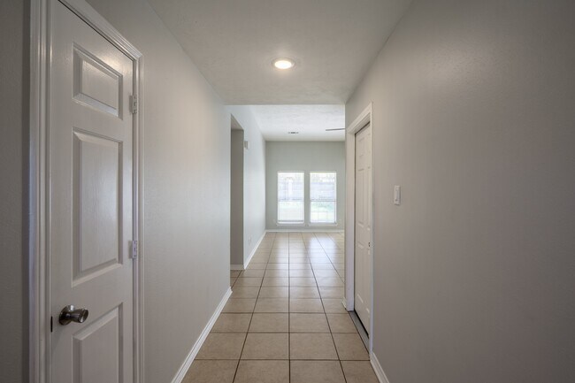 Building Photo - 1520 Strasburg Cir