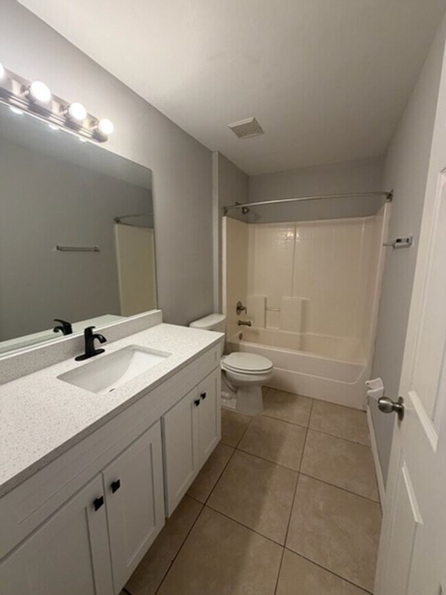 Building Photo - 930 Ainsworth St W