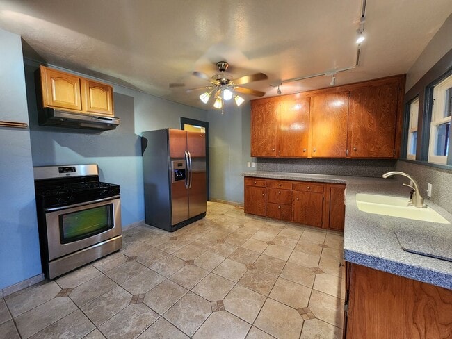 Building Photo - Single Family Home in Rio Dell!
