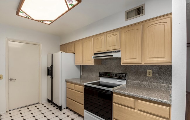 Building Photo - Great home in an active 55+ community!