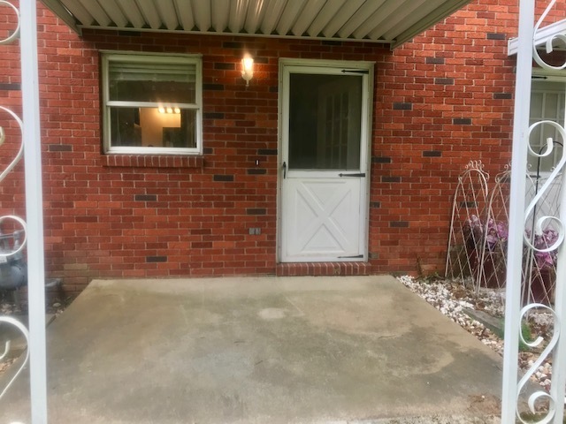 Building Photo - Two Bedroom Townhouse with Garage