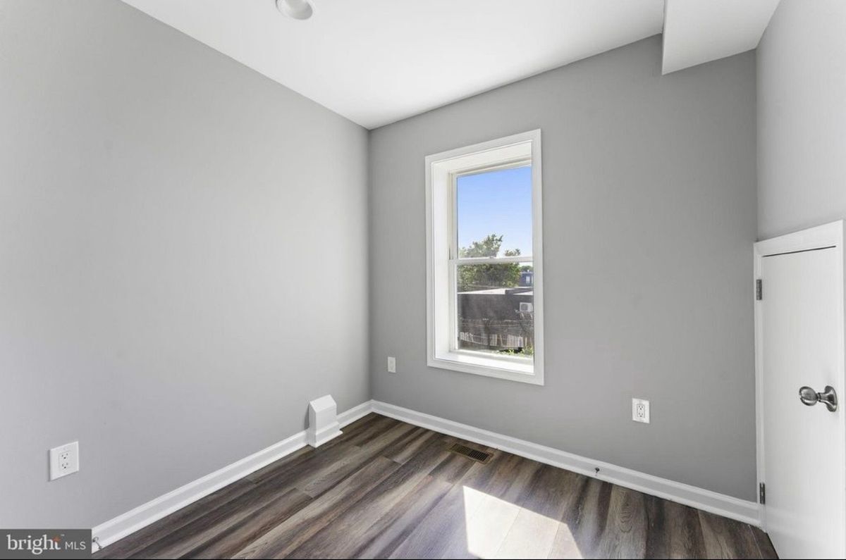 Building Photo - 624 20th St NE