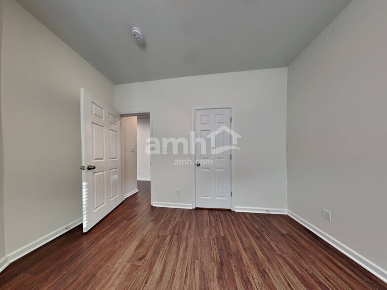 Building Photo - 3807 Bridlington Dr