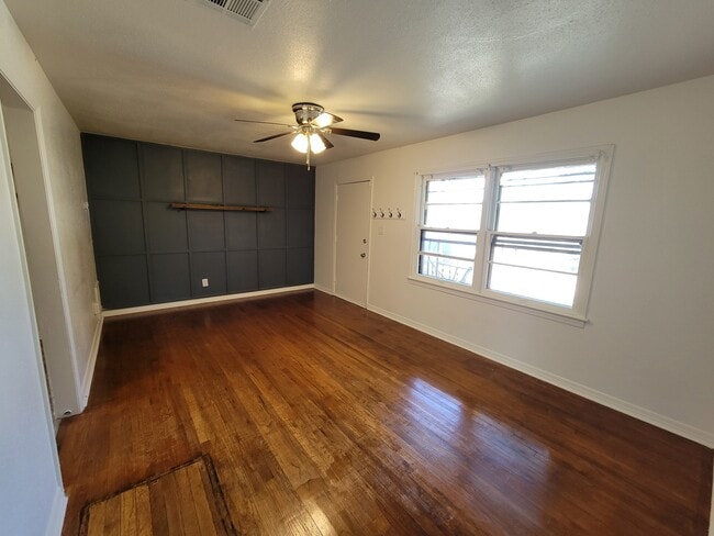 Building Photo - 1108 Hickory Ln