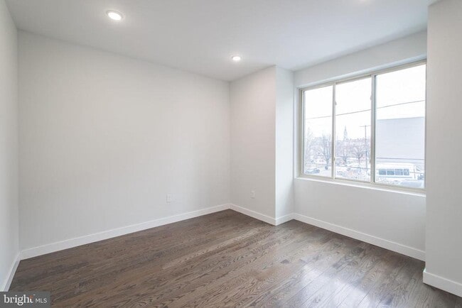 Building Photo - 627 W Oxford St