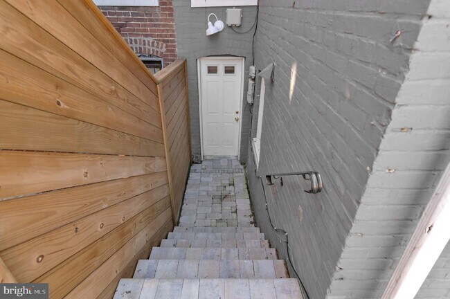 Building Photo - 117 15th St SE