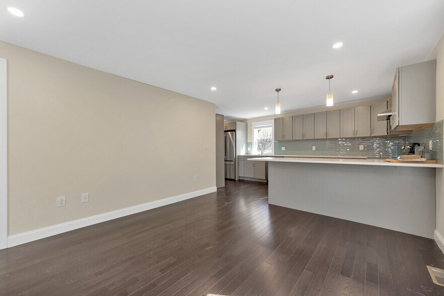 Building Photo - 43 Wright Ave