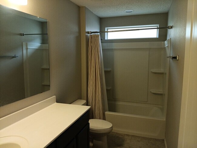 Building Photo - Spacious 4-bedroom, 2.5-bathroom home! Showings available NOW!