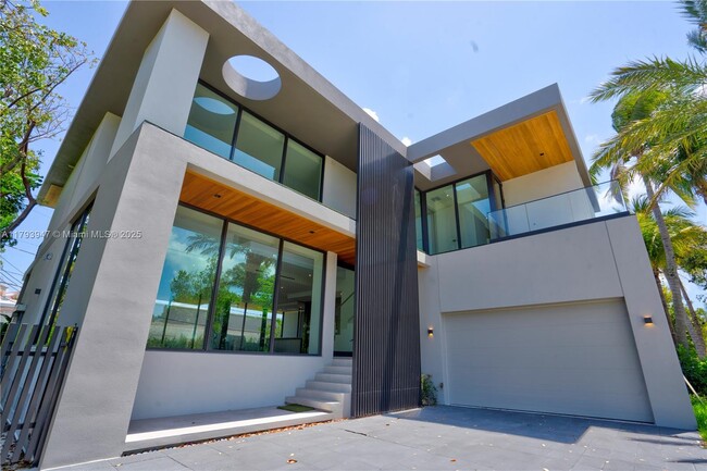 Building Photo - 735 Fernwood Rd