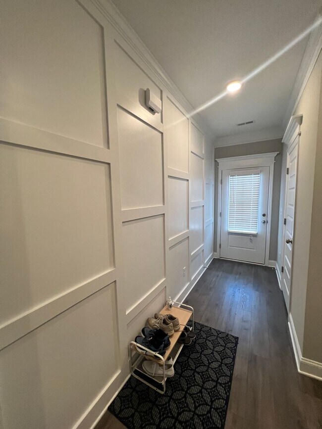 Building Photo - 3BR/2.5 BATH Townhome with Garage & Fenced...