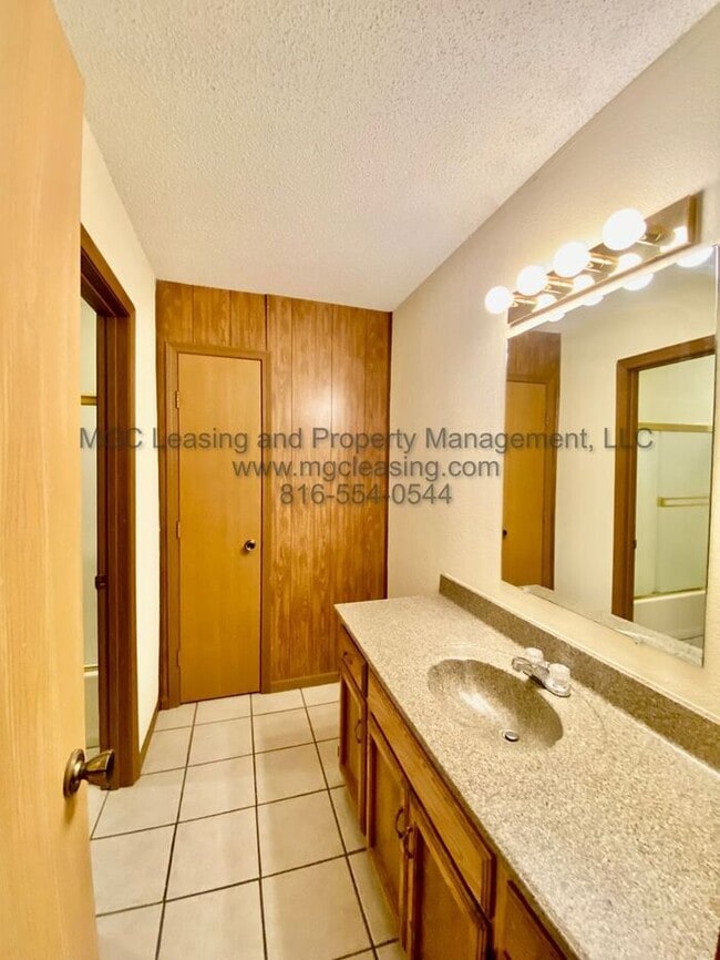 Building Photo - Spacious Lee's Summit Townhome- Sign a 15-...