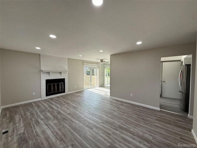 Building Photo - 15895 Cambridge Dr