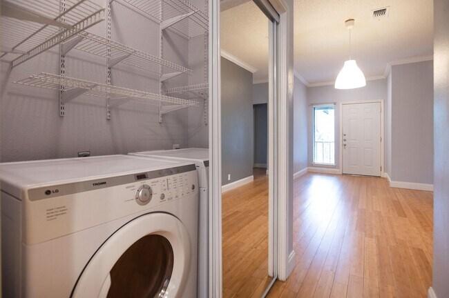 Building Photo - Second Floor, Corner Condo Unit - Move In Ready!